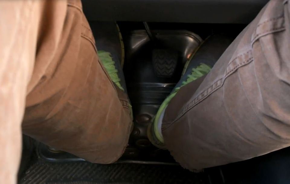 Giữ chân phanh để xe không bị trôi