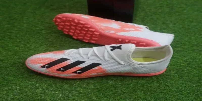 Cách Chọn Giày Đá Bóng Phù Hợp Với Từng Mặt Sân