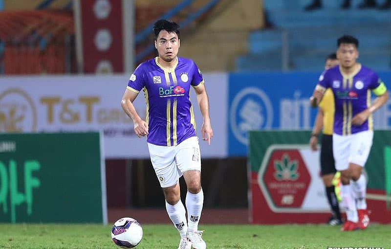 Tiền vệ trụ tham gia tấn công