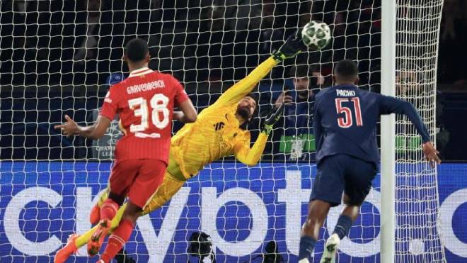 Thủ môn dùng tay trong vòng cấm