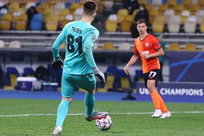 Thủ môn dùng chân xử lý bóng chuyền về