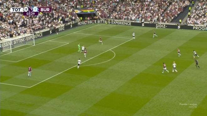 Trọng tài Michael Oliver thổi phạt thủ môn