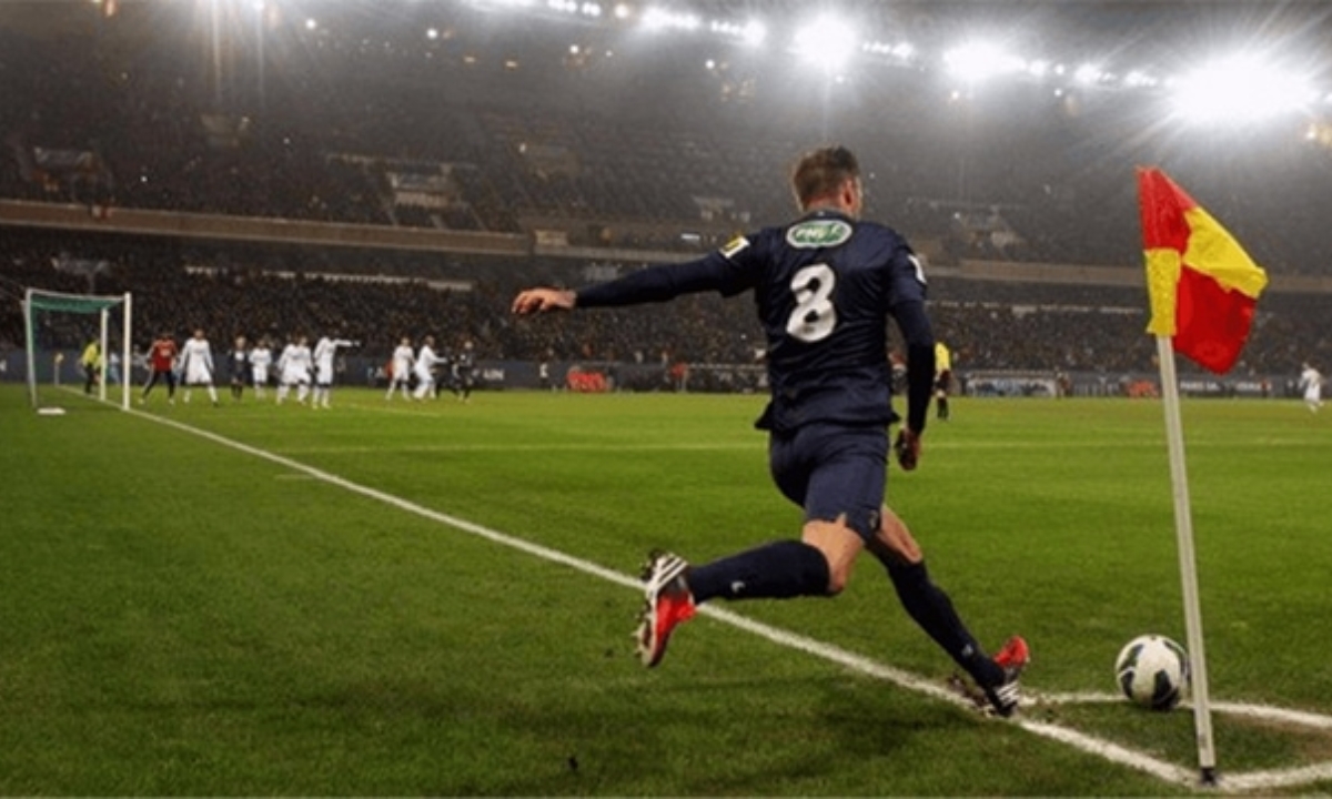 Thực hiện quả phạt góc đúng quy định FIFA