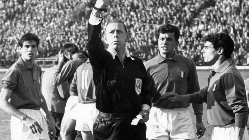 Thẻ vàng trong bóng đá là gì? Lịch sử và điều thú vị