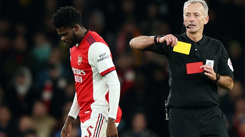 Thẻ vàng trong bóng đá là gì? Lịch sử và điều thú vị