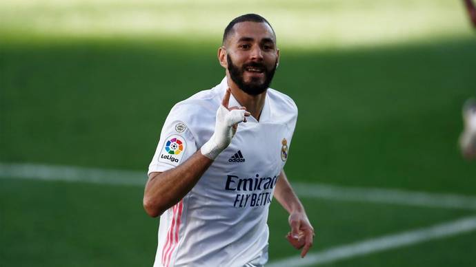 Karim Benzema đạt cột mốc khủng khi đưa Real Madrid lên ngôi đầu La Liga