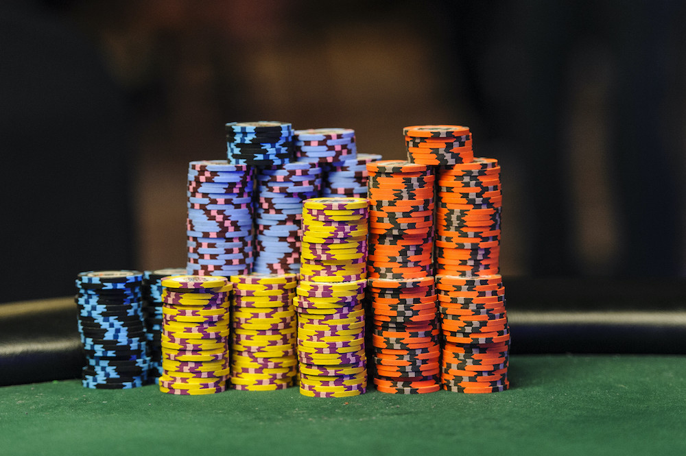 Phân tích chiến thuật Donk bet trong Poker hiện đại